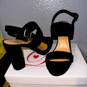 Black medium heels with platform